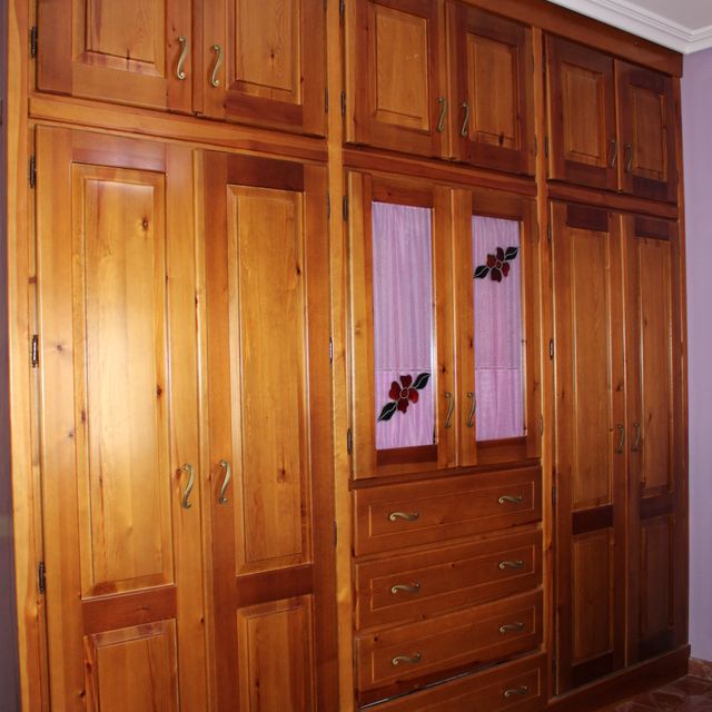 Mueble de madera artesanal